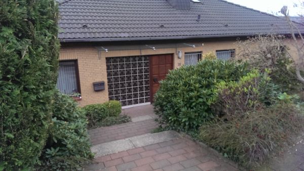 Edelstahlvordach auf gebogenen Trägern